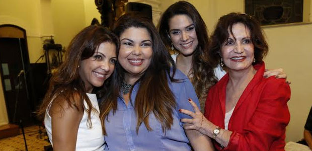 Fernanda Machado, Fabiana Karla e mais famosos vão à missa