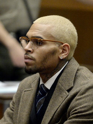 Chris Brown tem liberdade condicional anulada e deverá ir para reabilitação