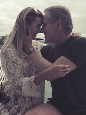 Roberto Justus e Ana Paula Siebert posam apaixonados