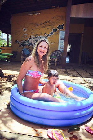 Luana Piovani curte piscina inflável com o filho