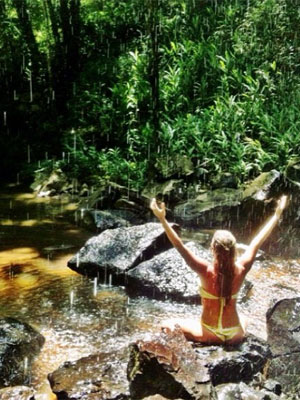 Na cachoeira, Deborah Secco posta foto de biquíni