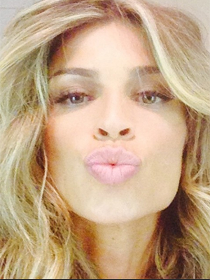 Grazi Massafera manda beijinho para fãs em foto, veja aqui!