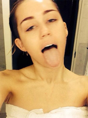 Miley Cyrus divulga foto onde aparece usando apenas uma toalha