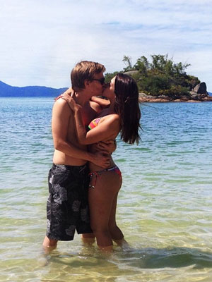 Michel Teló e Thaís Fersoza dão beijo <i>caliente</i> em praia paradisíaca