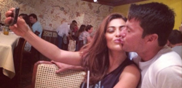 Juliana Paes faz pose romântica com o marido, veja!