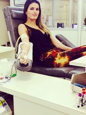 Isabeli Fontana posta foto doando sangue e faz apelo a seguidores