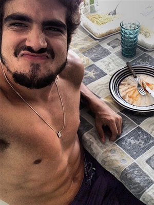 Caio Castro posta foto sem camisa após comer
