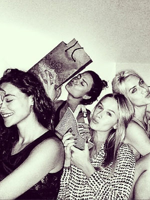 Thaila Ayala e outras famosas fazem amigo secreto de Natal