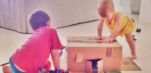 Gisele Bündchen registra filhos brincando com caixa de papelão