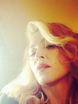 Madonna entra na moda e posta foto <i>selfie</i>