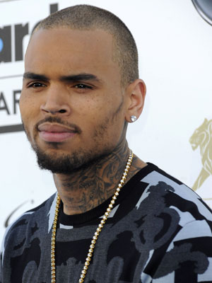 Chris Brown deixa reabilitação para presentear crianças carentes