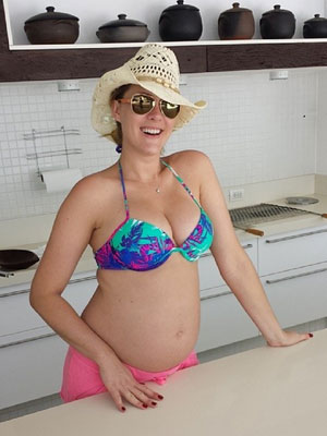 Grávida, Ana Hickmann posa de barriga de fora