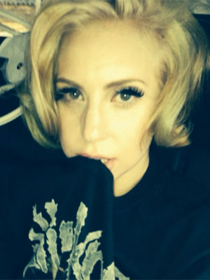 Lady Gaga aposenta os cabelos falsos e tinge as madeixas de loiro