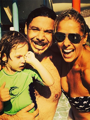 Adriane Galisteu aproveita as férias com a família em Orlando