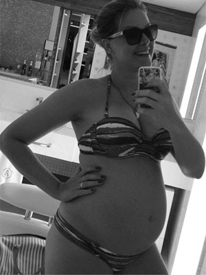 Ana Hickmann posa de biquíni e mostra barriga de sete meses