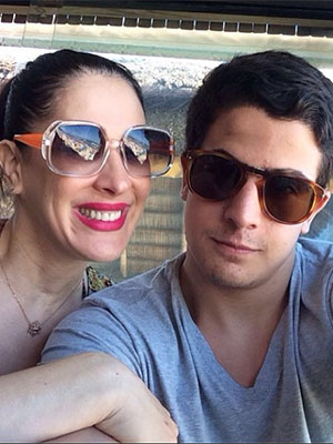Cláudia Raia curte férias e posa com o filho, Enzo