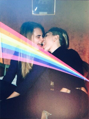 Miley Cyrus quase beija Cara Delevingne, veja aqui a foto!