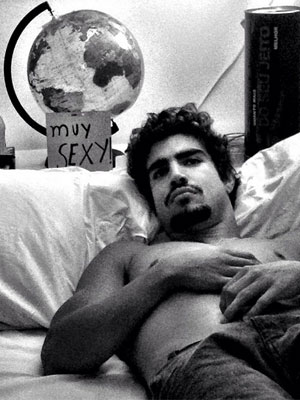 Caio Castro aparece sem camisa com plaquinha escrita <i>Muy Sexy</i>