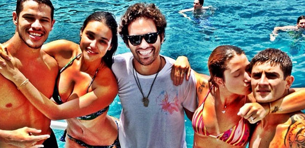 Débora Nascimento e José Loreto curtem férias em Fernando de Noronha