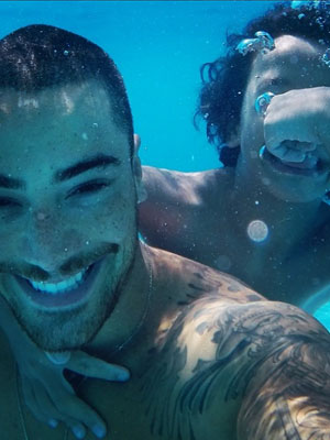 Felipe Titto posta foto com o filho embaixo d'água