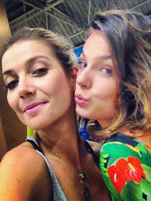 Isis Valverde faz biquinho em foto com Luiza Possi