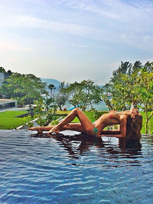 Izabel Goulart exibe corpo ao posar de biquíni