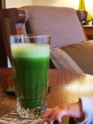 Gisele Bündchen posta foto da filha tentando pegar seu suco. Entenda!