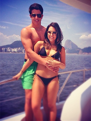 Enzo Celulari posta foto curtindo dia de sol com a namorada