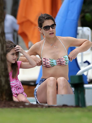 Katie Holmes aproveita o sol na piscina ao lado de Suri. Confira!