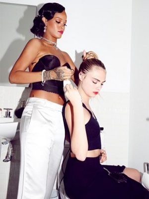 Rihanna faz penteado em Cara Delevingne. Confira!