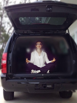Thalia medita no porta-malas do carro e brinca: -<i>Yoga para viagem</i>