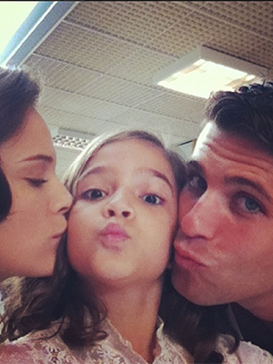 Mel Maia ganha beijo de Bianca Bin e Bruno Gagliasso, veja a foto!
