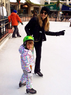 De férias, Ticiane Pinheiro leva a filha para patinar no gelo