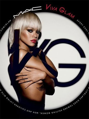 Rihanna posa <i>topless</i> em nova campanha de marca de maquiagem