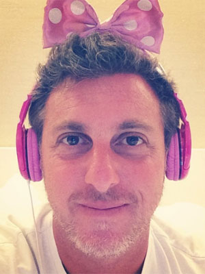 Luciano Huck posa com fone de ouvido rosa, veja!