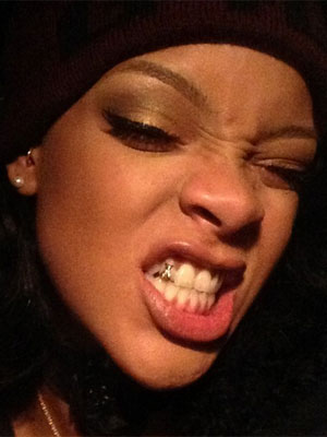 Rihanna aparece com acessório prateado no dente