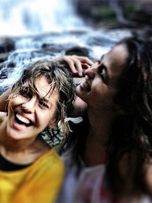 Nanda Costa curte cachoeira com Bárbara Paz