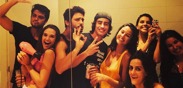 Elenco de <i>Além do Horizonte</i> posa descontraído em bastidores