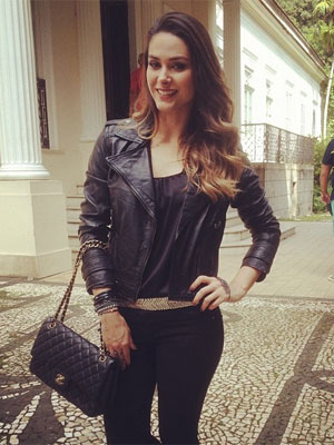 Fernanda Machado sofre com o calor em gravação