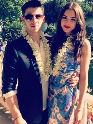 Nick Jonas posa com a namorada em clima havaiano