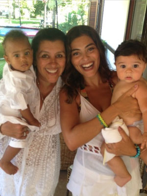 Com filhos no colo, Juliana Paes e Regina Casé se encontram na casa de Ivete Sangalo