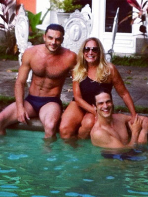 Susana Vieira, Kiko Pissolato e Mateus Solano posam na piscina. Veja!