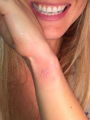 Bar Refaeli divulga foto de sua primeira tatuagem. Confira aqui!