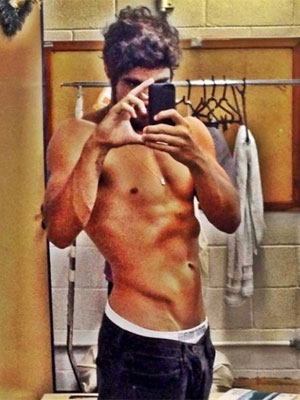 Em foto <i>selfie</i>, Caio Castro exibe barriga tanquinho