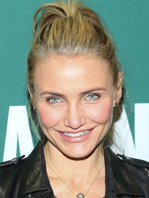 Cameron Diaz exibe cabelos brancos em lançamento