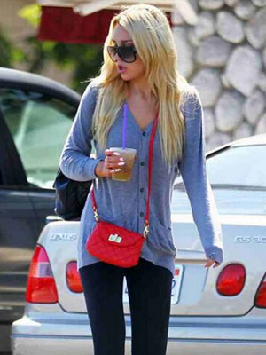 Amanda Bynes doa parte de suas roupas e muda o estilo. Entenda!