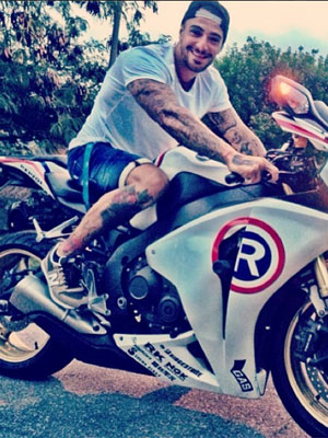 Felipe Tito testa moto e avisa Caio Castro: <i>Pode comprar</i>