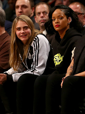 Rihanna e Cara Delevigne assistem a jogo de basquete juntas