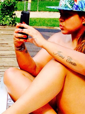 Preta Gil faz foto <i>selfie</i> em dia na piscina