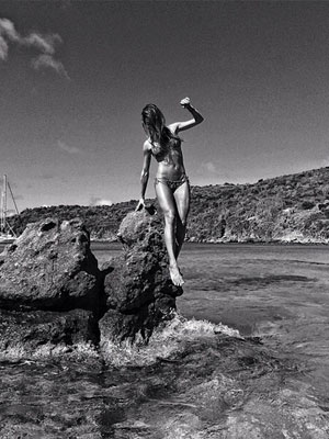 De biquíni e solteira, Thaila Ayala exibe o corpão